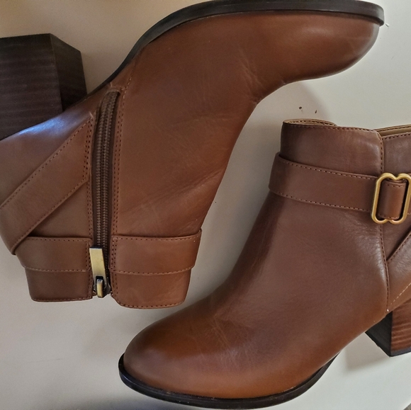 Aerosoles Heelrest Leather Bootie 7.5 med - Picture 8 of 14